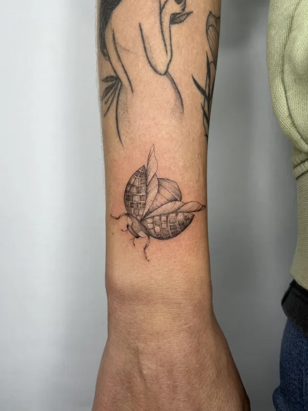 black and grey linework tatouage sur forearm #78085 | Artiste tatoueur Colette Galantay