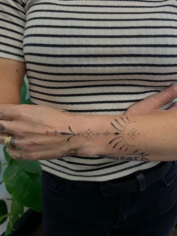 female black linework татуировка на forearm #78157 | Тату мастер Emma More