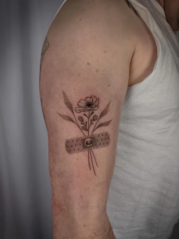 black and grey linework татуировка на bicep #78164 | Тату мастер Emma More