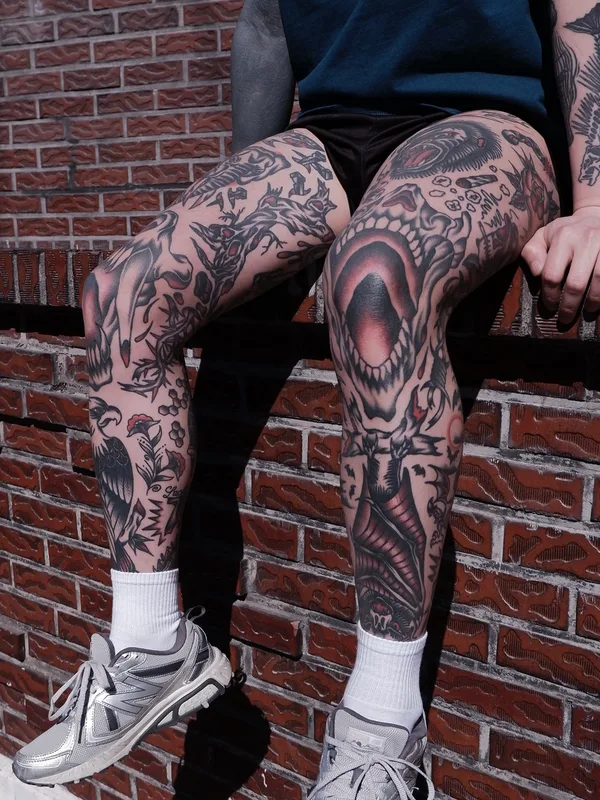 black and grey illustrative tattoo auf full leg #78266 | Tätowierer Ducky