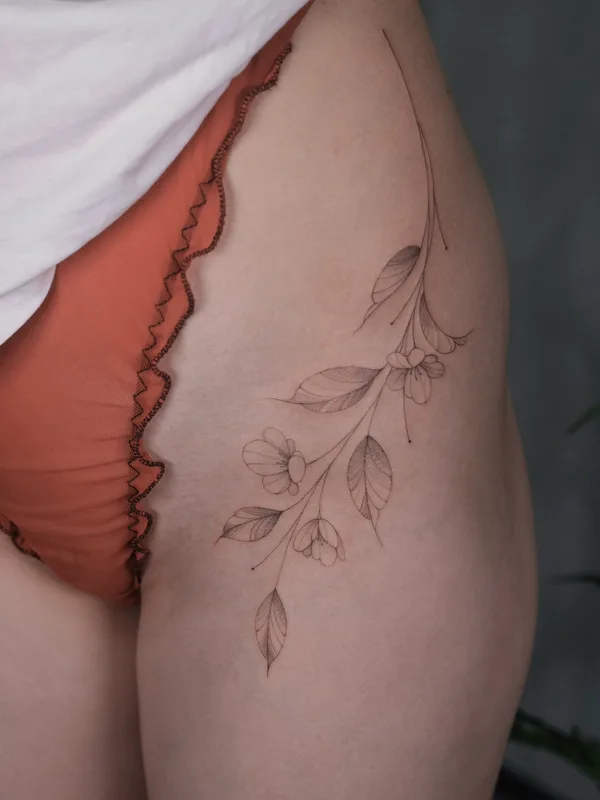 female black fineline татуировка на hip #78268 | Тату мастер Ангелина Прудникова