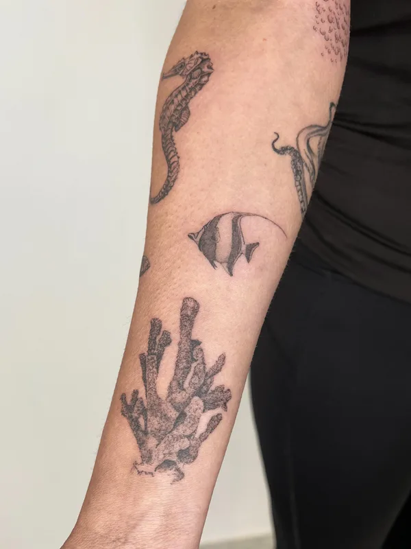 black and grey blackwork 타투 부위 forearm #78425 | 타투이스트 Lau Mestre