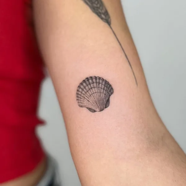 Micro Realism tattoo by Lau Mestre in Alcúdia