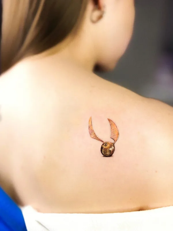 female color illustrative 纹身 在 shoulder blade #78796 | 纹身师 Софья Скворцова STARLING_TATTOO