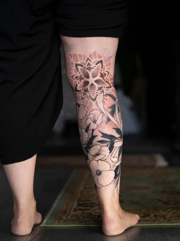 black and grey ornamental татуировка на full leg #78808 | Тату мастер Nima Jolan