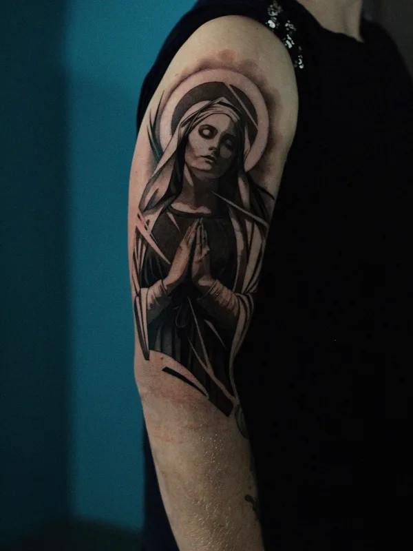 black and grey realism tatuaje en upper arm #78941 | Tatuador Андрей Андронов