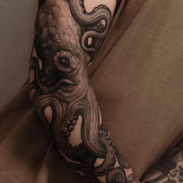 whipshading tattoo by Parvick Faramarz in Moscow
