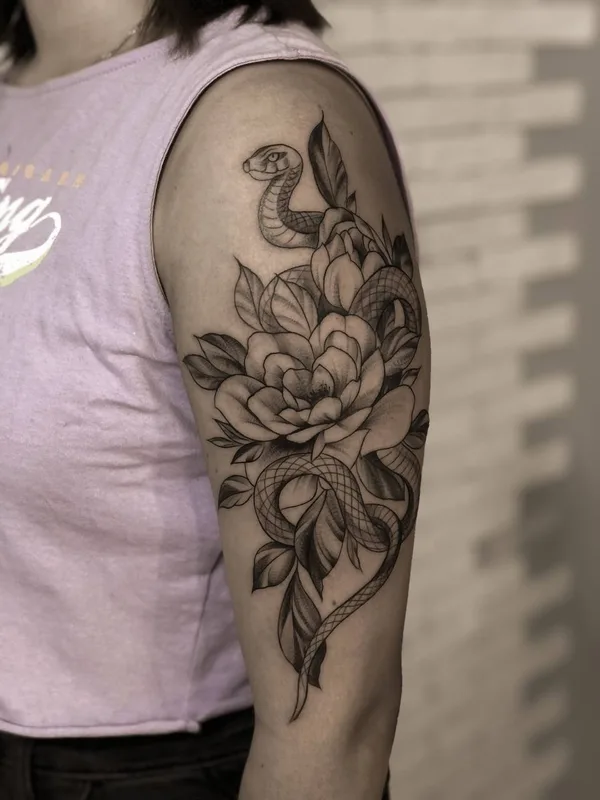 female black and grey illustrative 타투 부위 upper arm #79418 | 타투이스트 Алёна Карчина
