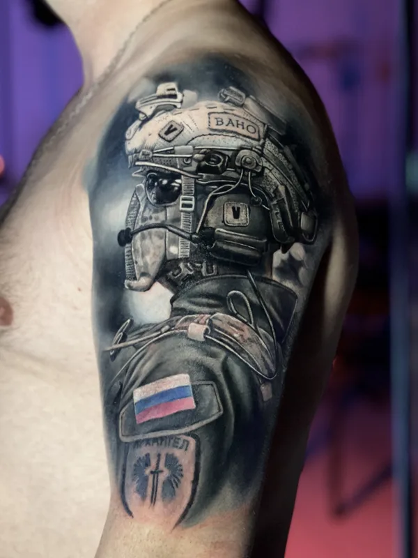 male black and grey realism Tatuaggio su shoulder #79432 | Tatuatore Виталий Стабин