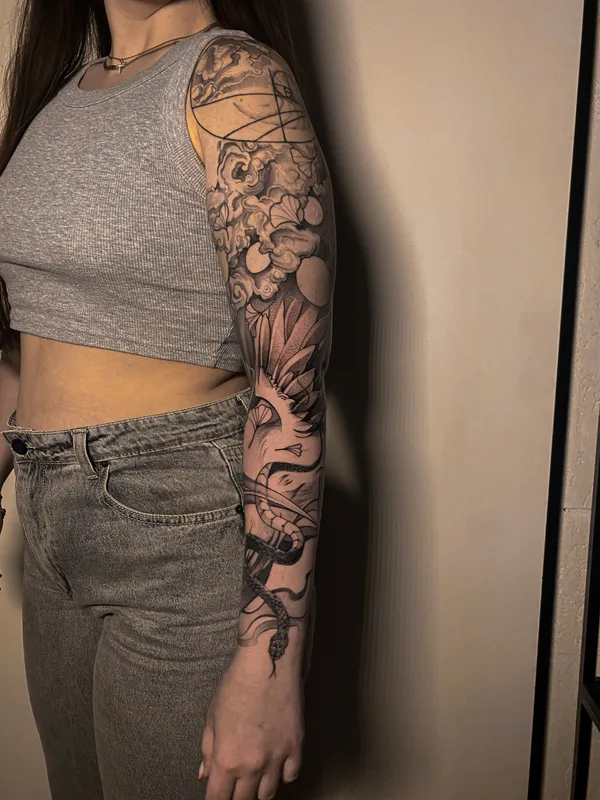 female black and grey blackwork татуировка на full sleeve #79703 | Тату мастер Владислав Коченков