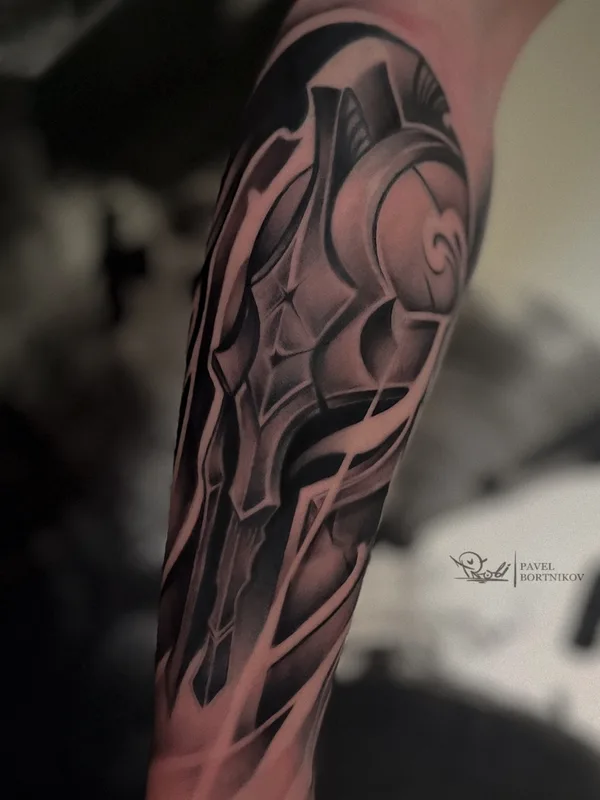 black and grey biomechanical tatouage sur forearm #79728 | Artiste tatoueur Павел Бортников