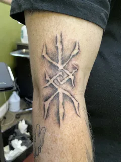 black and grey blackwork 纹身 在 knee #79731 | 纹身师 Clyde Wint - Lyfestyle Tattoos