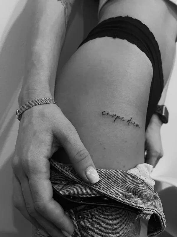 female black and grey fineline татуировка на thigh #79861 | Тату мастер Иришка Павлова IDETKA