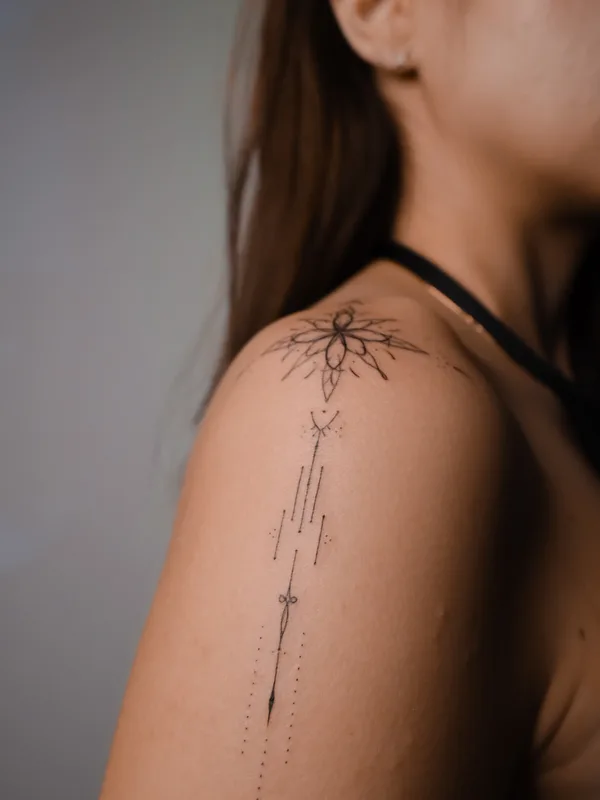 female black ornamental Tatuagem em shoulder #79936 | Tatuador DARI INK