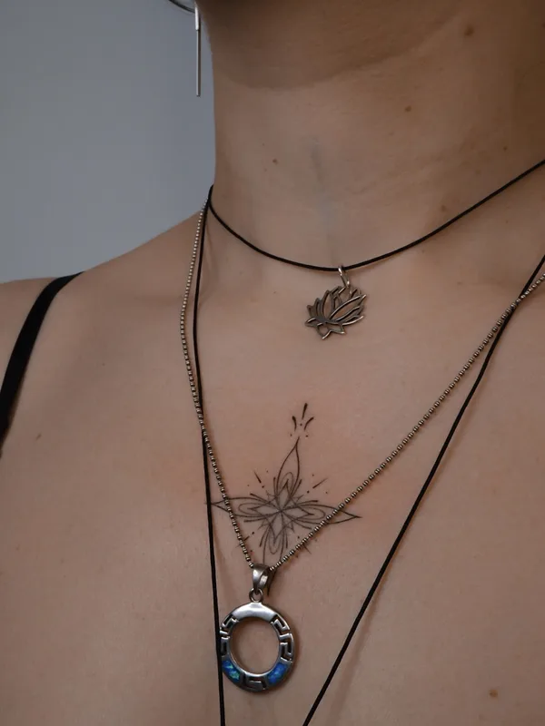 female black ornamental Tatuagem em collarbone #79941 | Tatuador DARI INK