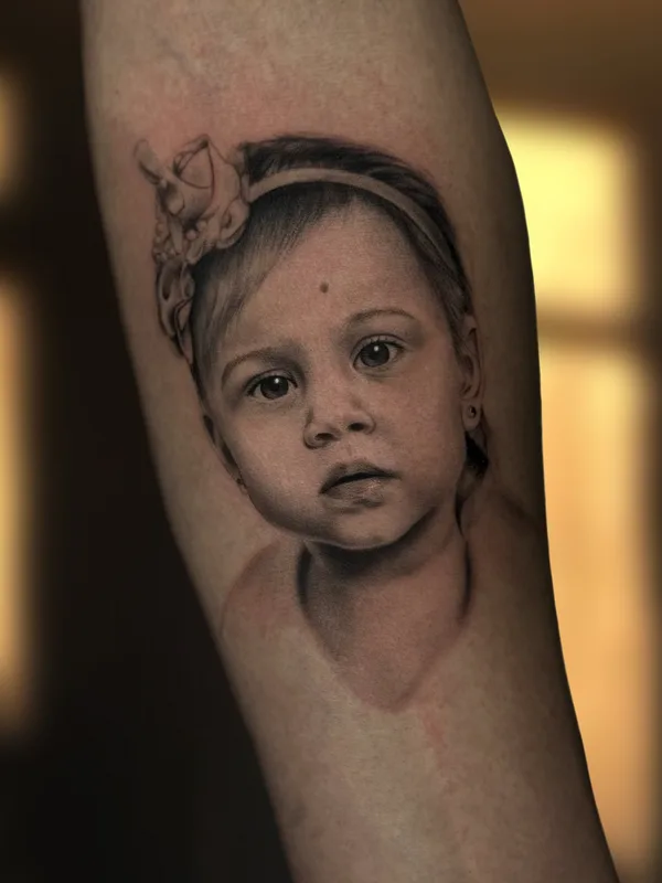 female black and grey realism Tatuagem em forearm #80006 | Tatuador Александр Сорокин