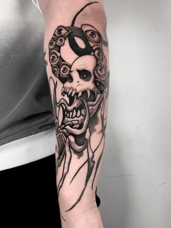 black and grey blackwork tattoo auf forearm #80447 | Tätowierer Никита Пчелинцев