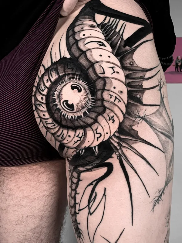 black and grey blackwork tattoo auf thigh #80449 | Tätowierer Никита Пчелинцев