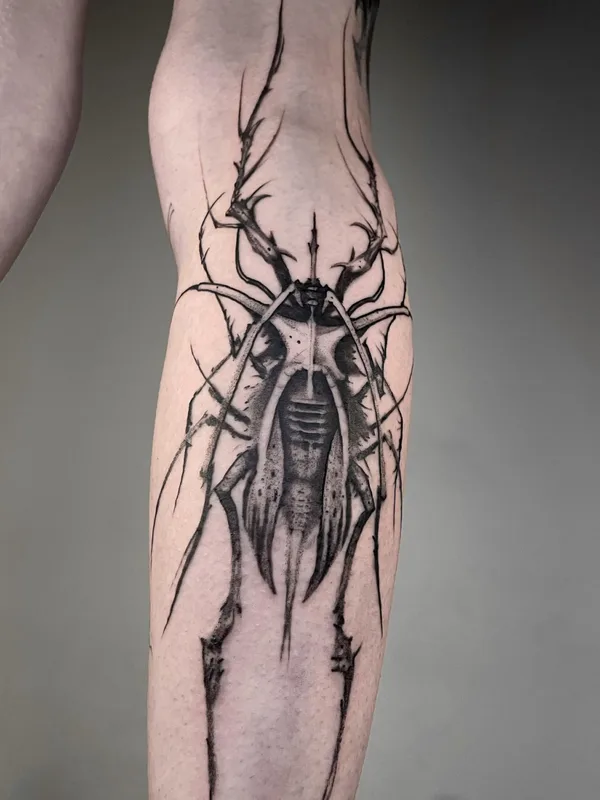black and grey blackwork tattoo auf shin #80454 | Tätowierer Никита Пчелинцев