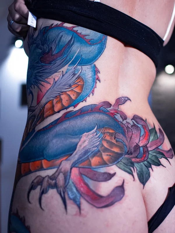 female color neotraditional Tatuaggio su side #80484 | Tatuatore Виктор Рассадний