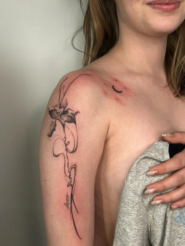 female black fineline татуировка на shoulder #80823 | Тату мастер Дарья Вавилова