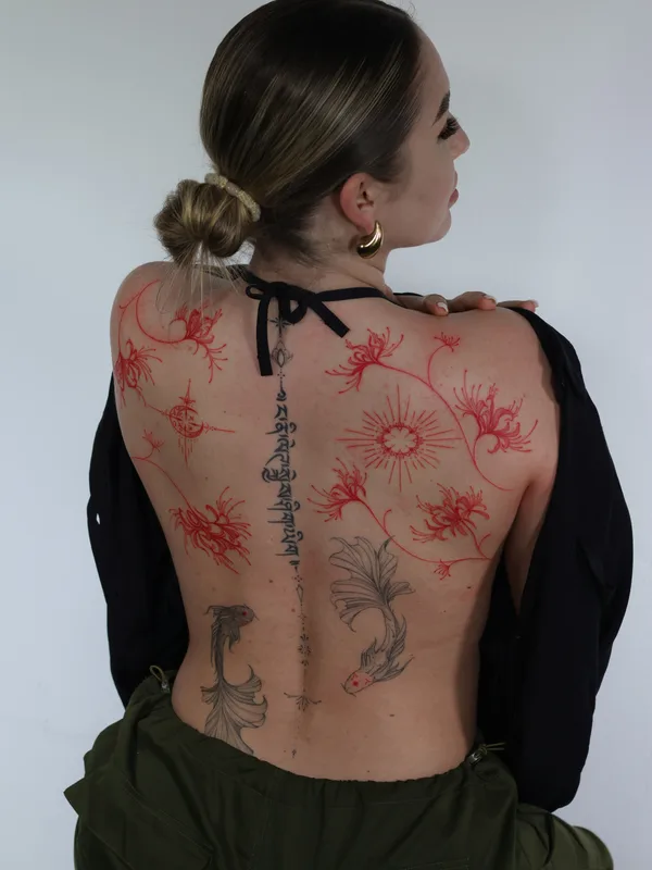 female color linework tattoo auf full back #80901 | Tätowierer India