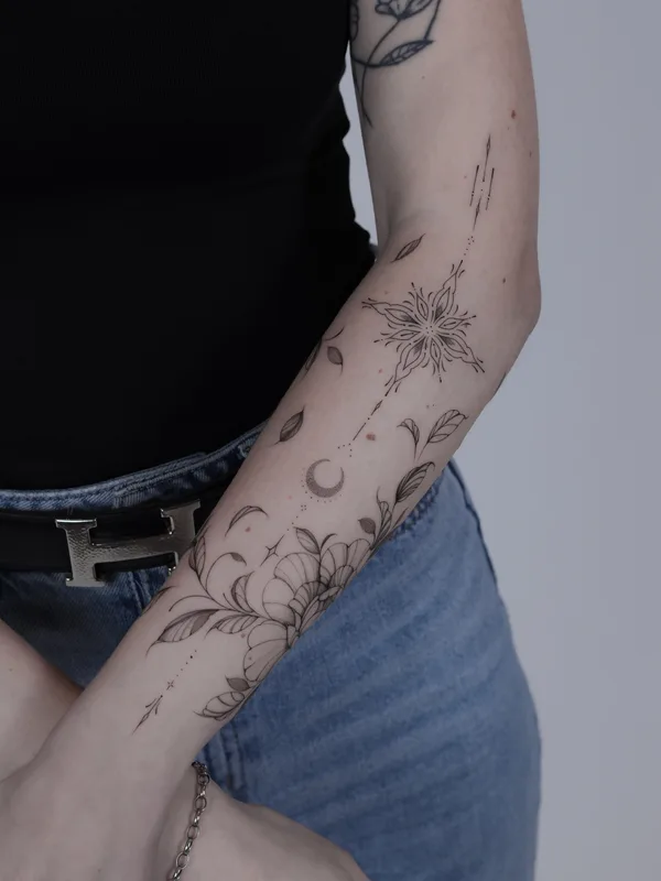female black and grey fineline tattoo auf forearm #80908 | Tätowierer India