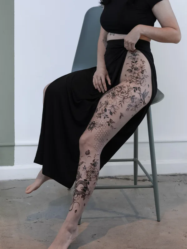 female black and grey illustrative tattoo auf thigh #80910 | Tätowierer India