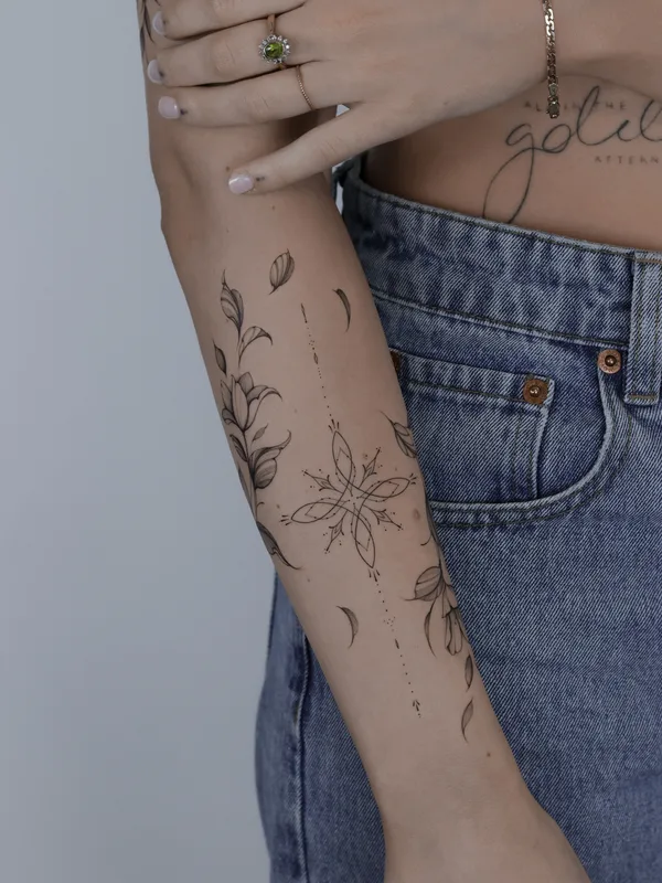 female black and grey fineline tattoo auf forearm #80911 | Tätowierer India