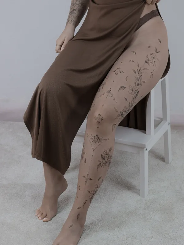 female black fineline tattoo auf thigh #80912 | Tätowierer India