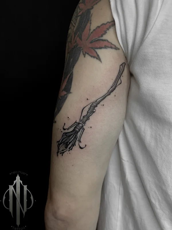 black and grey linework 타투 부위 bicep #81196 | 타투이스트 Роман Neo_nuar