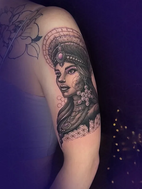 female black and grey realism 纹身 在 upper arm #81214 | 纹身师 Мир Марат