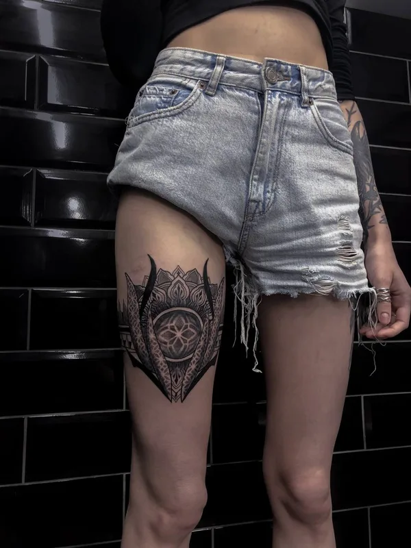 female black and grey ornamental татуировка на thigh #81222 | Тату мастер Полина Забродина Liod INK