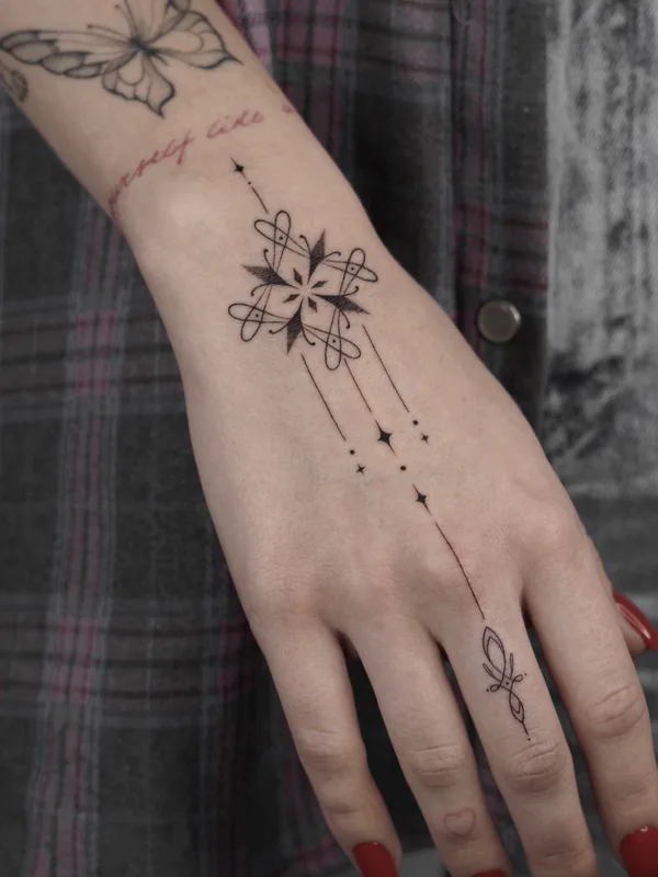 female black fineline tattoo auf hand #81353 | Tätowierer Кристина Crystalik