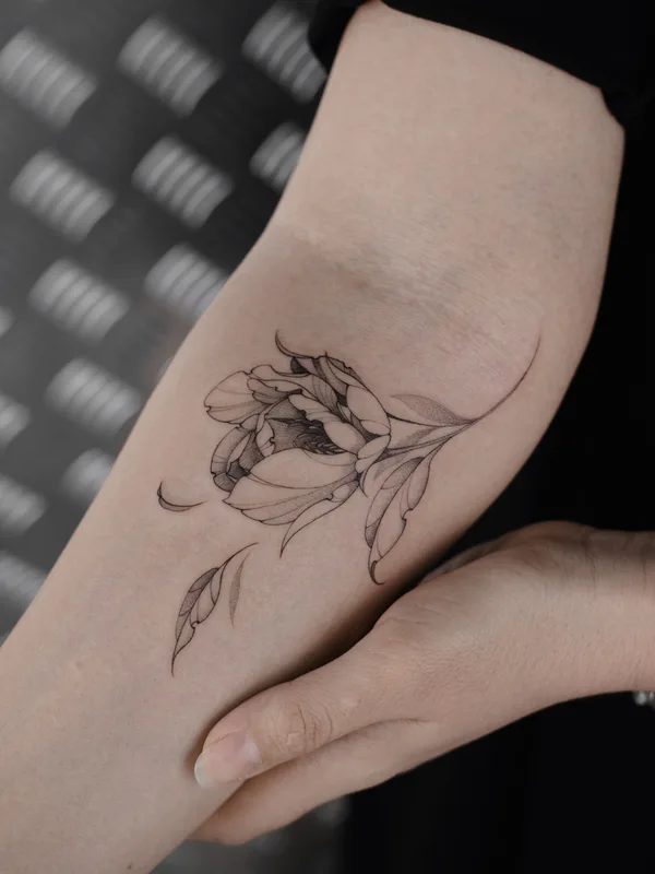 female black and grey fineline tattoo auf forearm #81359 | Tätowierer Кристина Crystalik