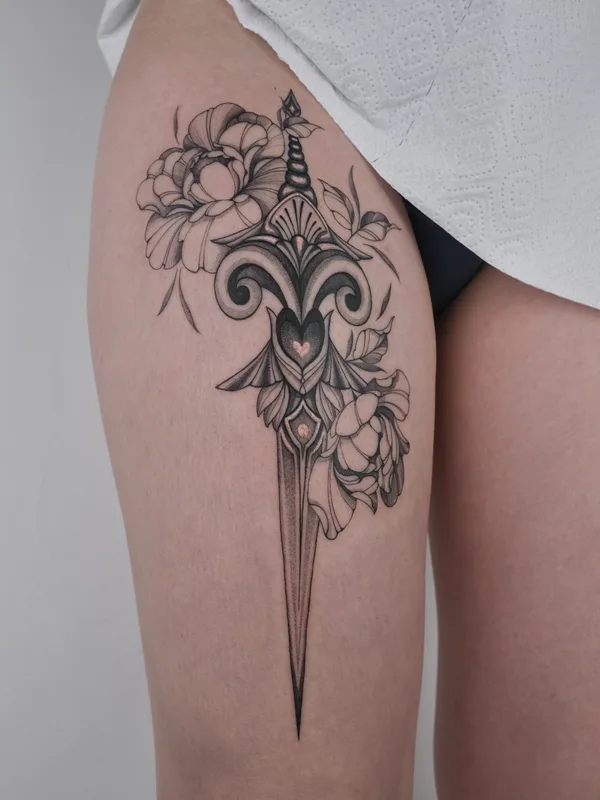 female black and grey black and grey tattoo auf thigh #81360 | Tätowierer Кристина Crystalik
