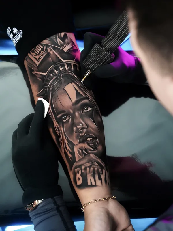 black and grey realism tatuaje en forearm #81401 | Tatuador Vendler Tattoo