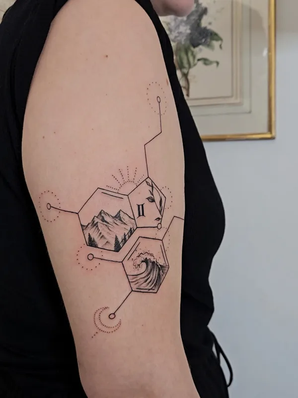 female black linework татуировка на upper arm #81405 | Тату мастер LIANAKADABRA