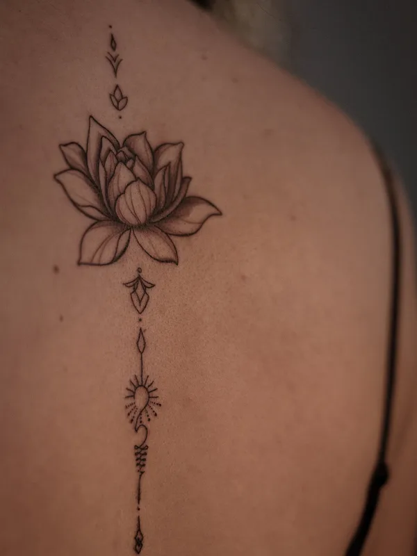 female black fineline татуировка на shoulder blade #81409 | Тату мастер LIANAKADABRA