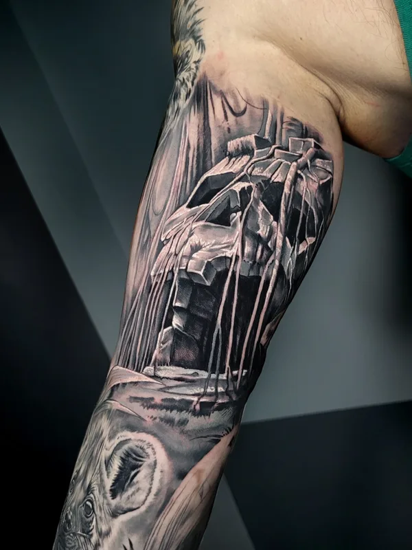 black and grey black and grey 纹身 在 upper arm #81589 | 纹身师 Станислав Ананьин