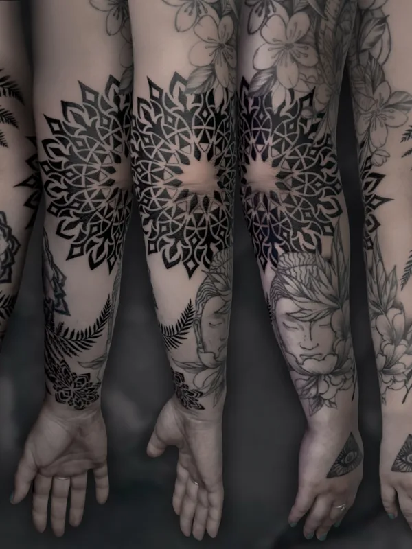 female black graphic tatouage sur sleeve #81801 | Artiste tatoueur Антон Курочкин