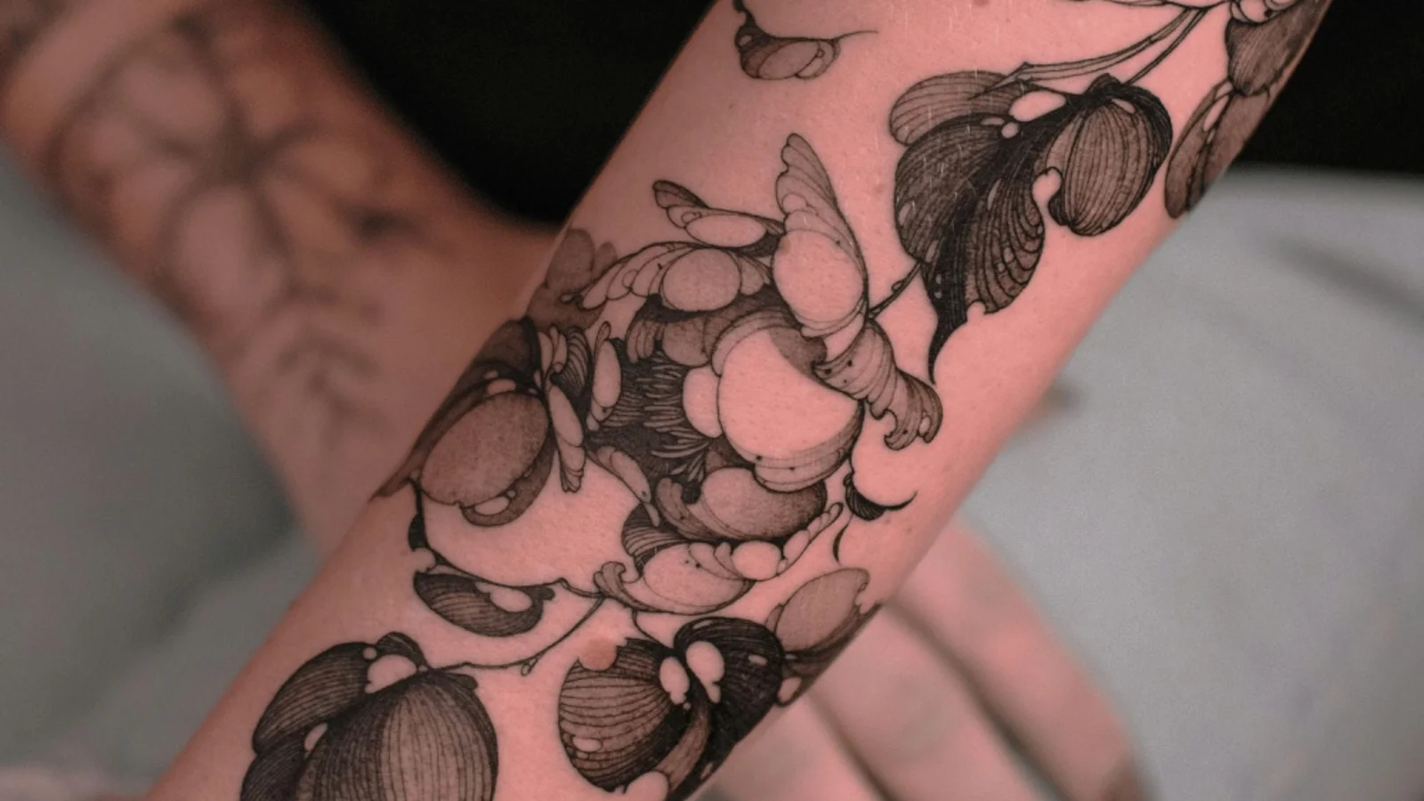Arty's Floral Fantasies: How This Berlin-Based Artist Redefined Botanical Tattoos!