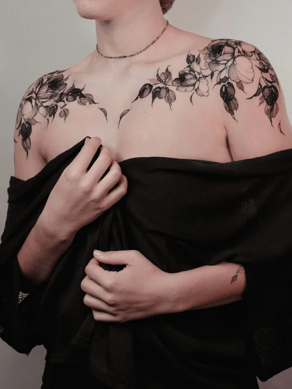 female black botaniс Tatuagem em collarbone #81845 | Tatuador ARTY
