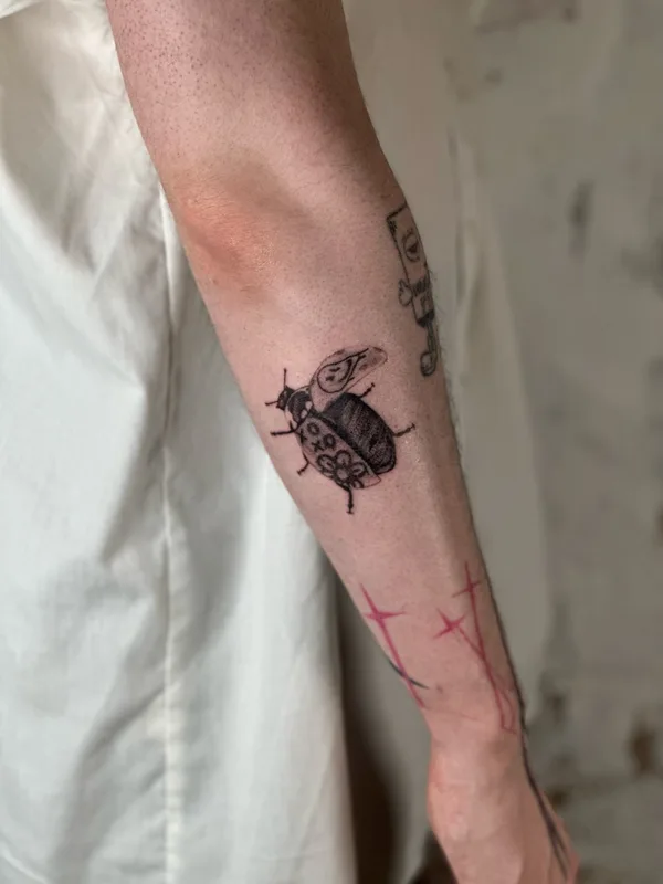 black and grey linework Tatuaggio su forearm #81875 | Tatuatore ZONA CUMFORTA