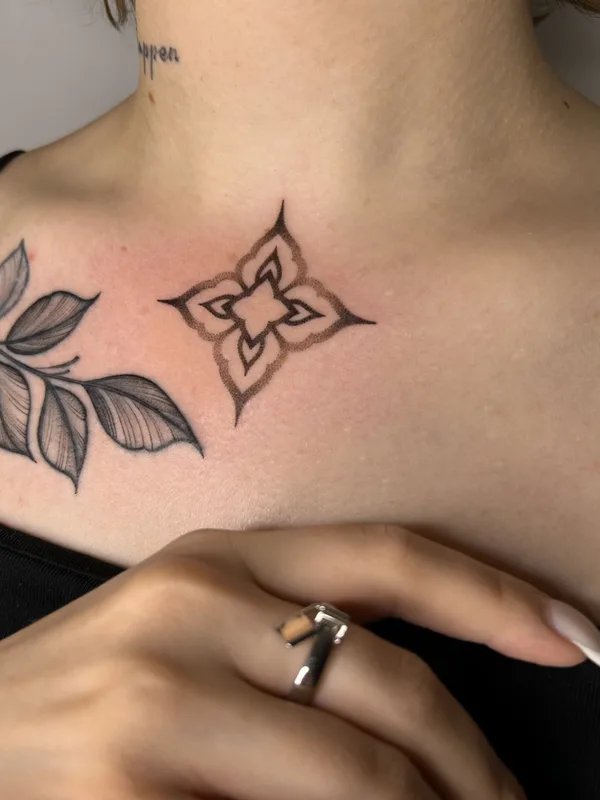 female black linework татуировка на collarbone #82219 | Тату мастер Лейла Куприна