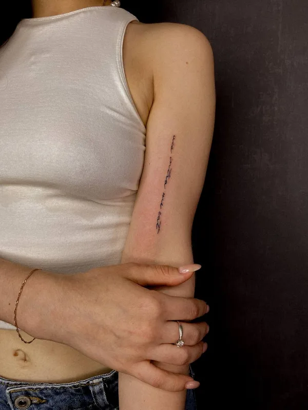 female black fineline tatouage sur shoulder #82311 | Artiste tatoueur Джонатан Арран
