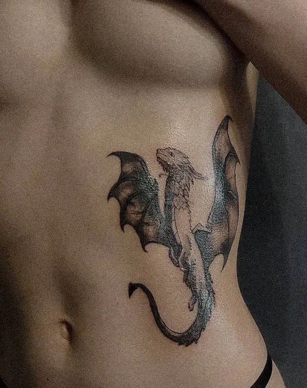 female black black and grey tatouage sur side #82312 | Artiste tatoueur Джонатан Арран