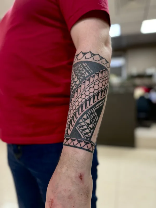 female black polynesian tatuaje en forearm #82455 | Tatuador Максим Пархоменко