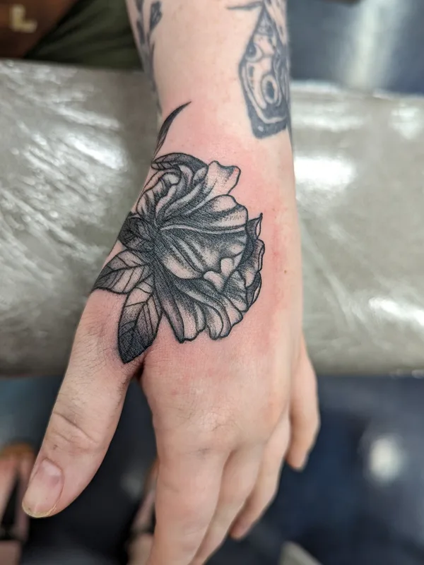 black and grey blackwork Tatuaggio su back of hand #82524 | Tatuatore Savannah Victoria