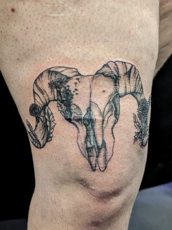 black and grey blackwork Tatuaggio su thigh #82526 | Tatuatore Savannah Victoria